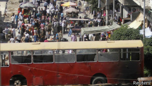 عناصر من الجيش هرعت لتفقد الأضرار في المبنى السكني الذي أصابه أحد الصواريخ.